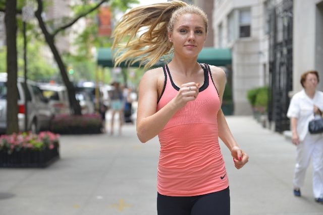 ジョギングをする女性の写真