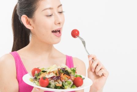 食事で食べる食材、食品でシミを消す対策をする女性の写真
