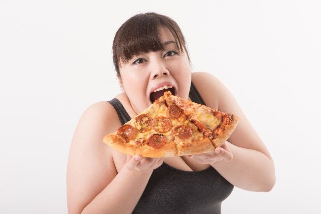 食べ過ぎの女性の写真