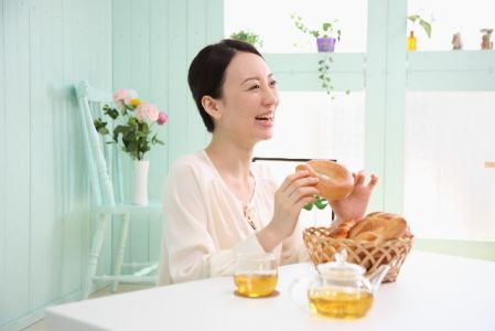 食事を食べている女性の写真
