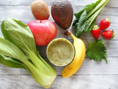 ビタミンやミネラルを含む野菜や果物の写真