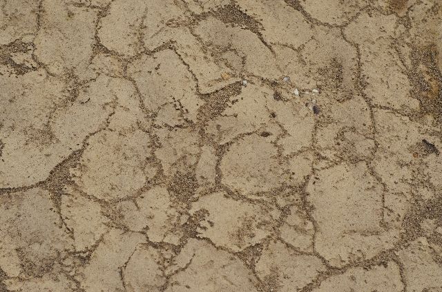 肌の乾燥をイメージした乾燥した土の写真