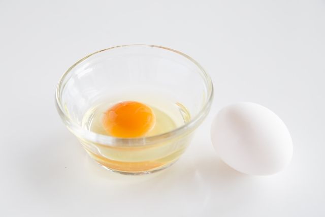 卵白洗顔に使う卵の写真