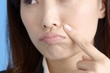 毛穴の黒ずみや鼻の角栓を防ぐ方法が気になる女性の写真
