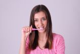 歯磨きしている女性の写真