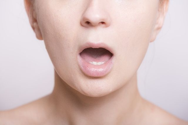自分の口臭を簡単にチェックする方法を試す女性のイメージ写真