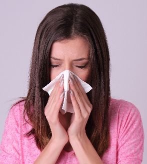 鼻炎、花粉症に悩む女性